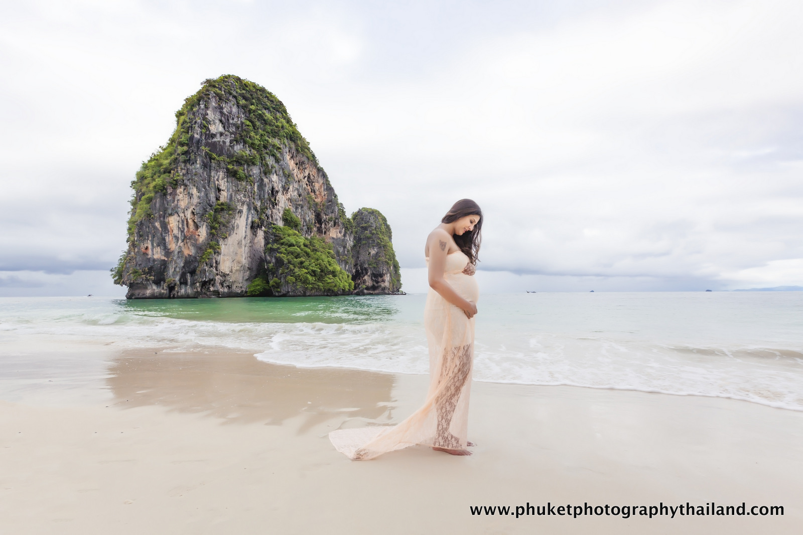 Maternity photoshoot at pranang & railey beach krabi