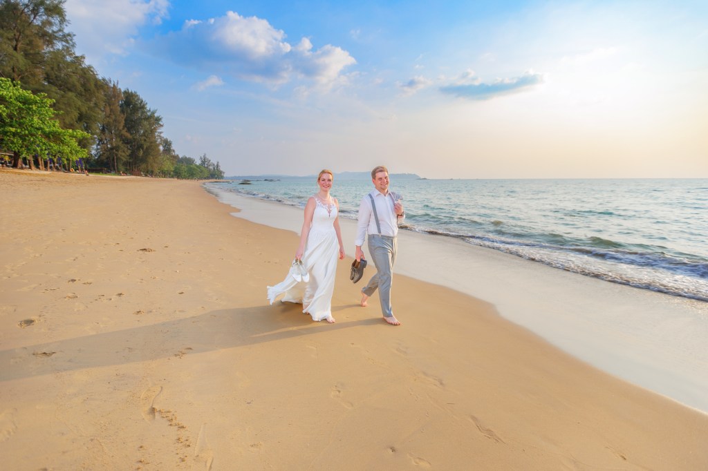 wedding photography as sunset at lam kaen beach khao lak phang-nga